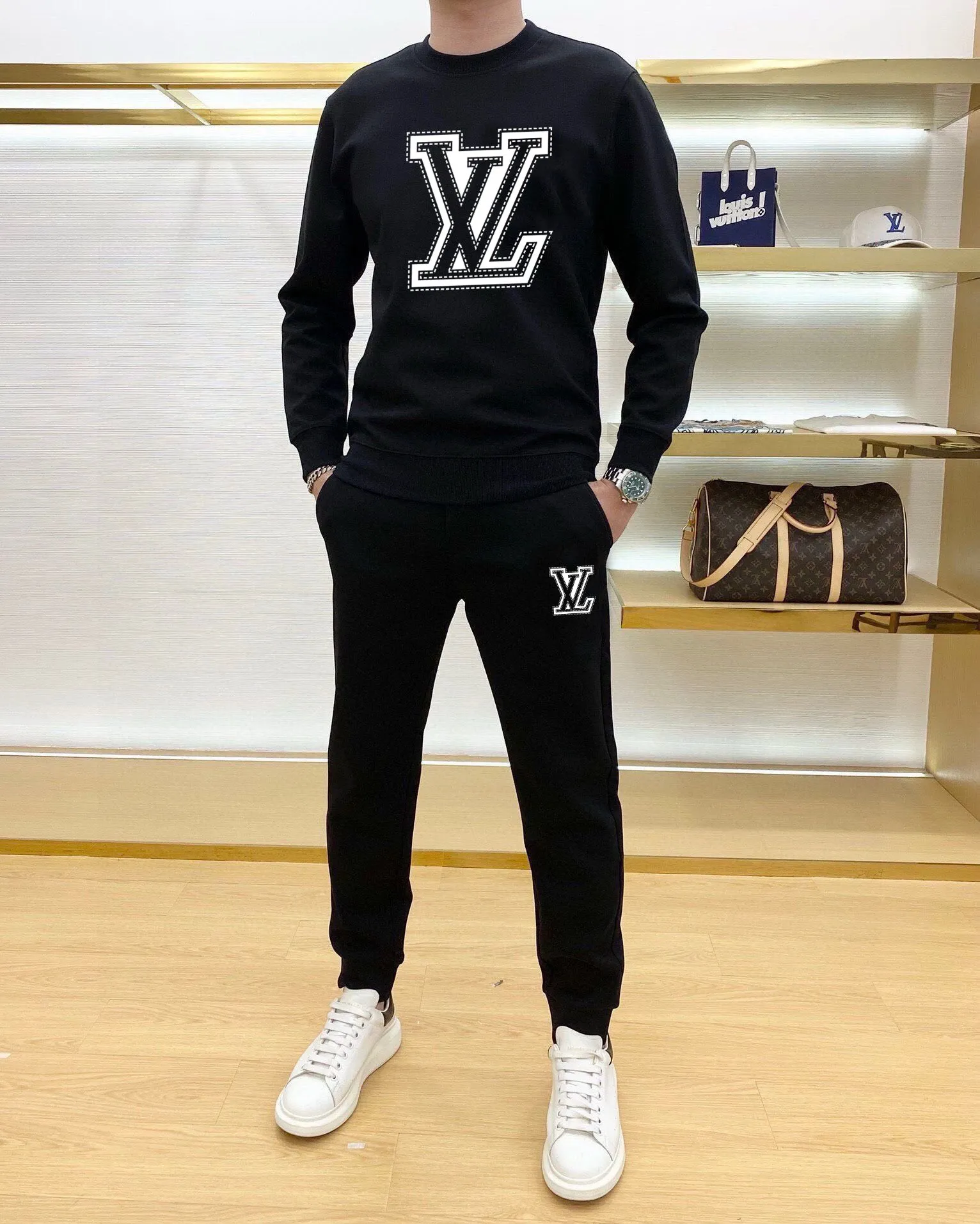 🅿️380 [LV Louis Vuitton] (Fat Man Gospel) hot-selling suit is coming. Focus on the original version of the official website. 2025 new hot-selling sweatshirt suit. The original order is hard to buy🇭🇰. It is the meticulous work of top designers for a fitting and perfect upper body effect. All-natural high-quality Roman cotton 100%, close-fitting comfort, noble and elegant! Original hardware embodies elegance and nobility! Counter size: M-5XL (maximum wear up to 220 pounds)